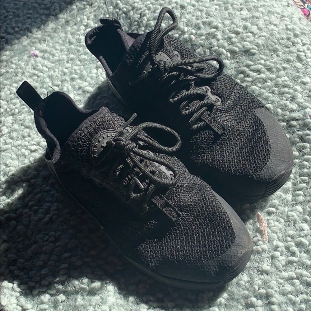 Nike All Black Huaraches